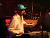 014-holger-am-keyboard-weis-dunkel-rot-singend
