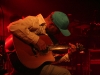 52-holger-mit-gitarre-sitzend-rot